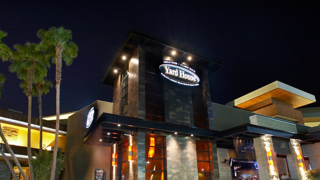 a photo of yardhouse sign at night